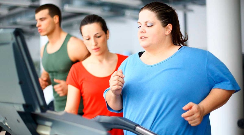 Как похудеть на беговой дорожке: программа тренировок, как правильно бегать – фото