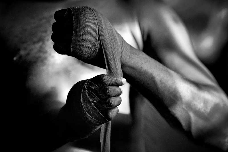 Как правильно наматывать боксёрские бинты – фото